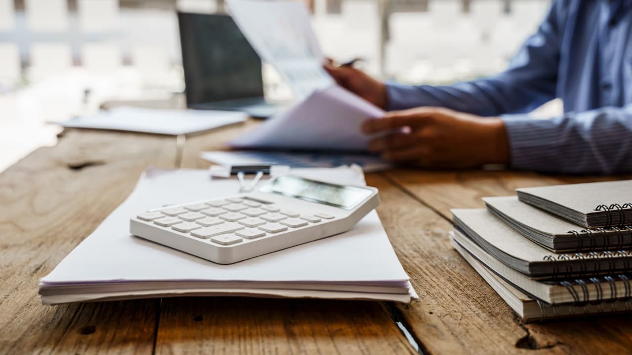 <h3 class="cms-H3-H3">Qué era Direct File</h3> Direct File fue una plataforma digital del IRS que 
<b>permitió a millones de contribuyentes preparar y enviar sus declaraciones federales de forma gratuita</b>, desde una computadora o un teléfono. El servicio se lanzó como prueba en 2024 y se amplió en 2025 a 25 estados.
<br>
<b>Estaba disponible en inglés y en español</b>, funcionaba las 24 horas y requería una cuenta de verificación en el portal del IRS o ID.me