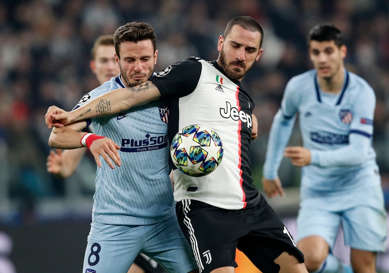 Leonardo Bonucci proteje la pelota para que Saúl Ñiguez no se pueda quedar con ella.