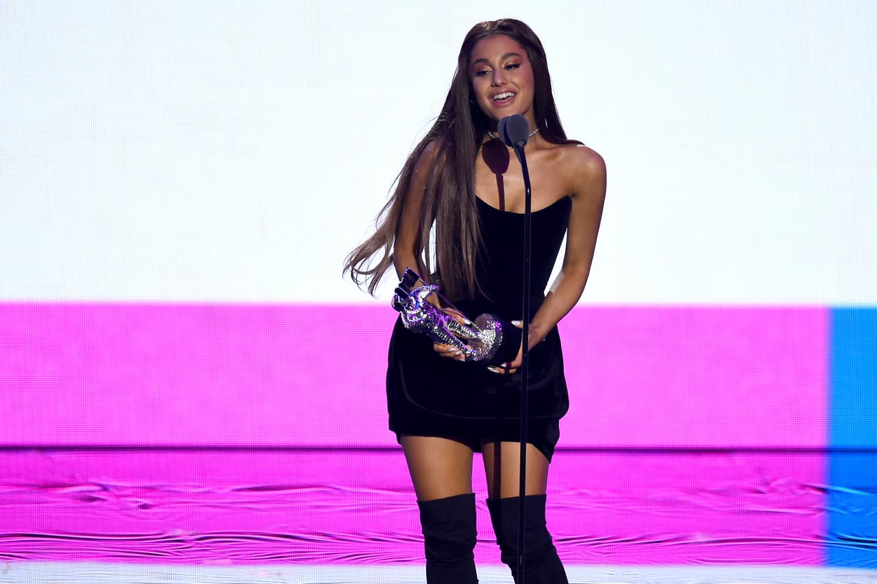 Ariana Grande re-starts performance all because of one fan