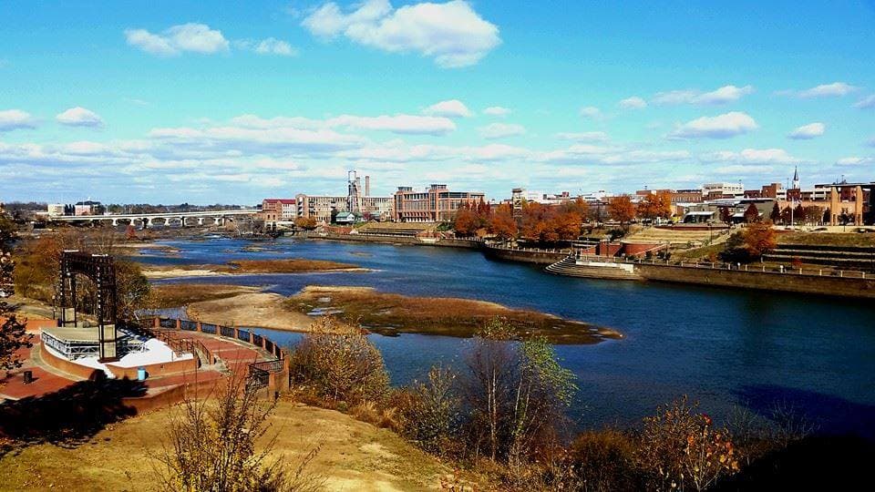 <b>Columbus.</b> Columbus se encuentra en la esquina suroeste de Georgia y es un lugar popular para explorar. En el verano, los aventureros navegan en balsa por el río o se lanzan en tirolesa hasta Alabama, y cuando llega el invierno, Riverwalk es un lugar encantador para pasear y experimentar el arte local. Si bien se siente como una ciudad, Columbus todavía se las arregla para mantener el encanto mágico de un pueblo pequeño, que es lo que lo convierte en una gran escapada.
<br>
<br>
<a href="https://goo.gl/maps/qh1Rt1WZ2SrJqVcYA"><b>Cómo llegar</b></a>