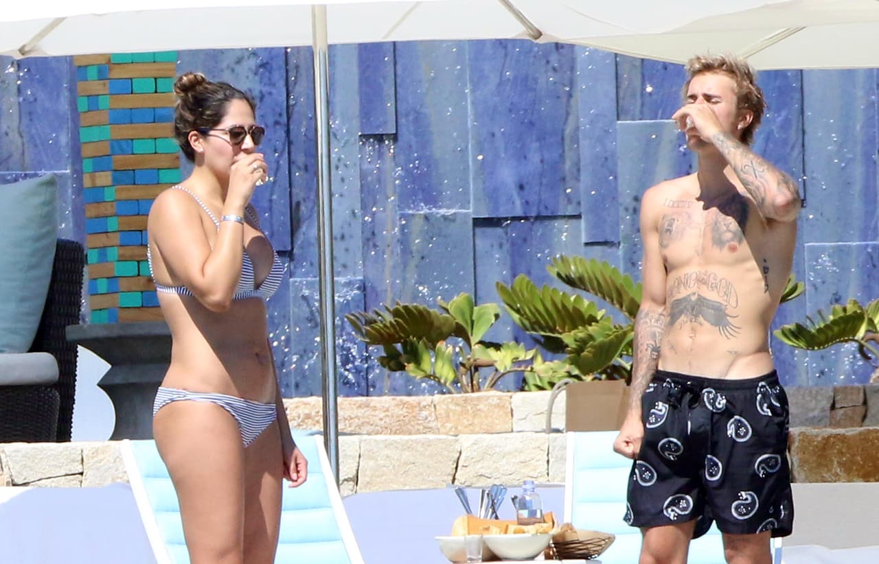 Estuvo acompañado de un grupo de amigos, donde una mujer no se le despegó y hasta brindó con él.