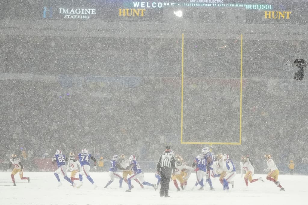 El partido entre los Buffalo Bills y los San Francisco 49ers en el Orchard Park, Nueva York, el domingo, bajo la nieve.