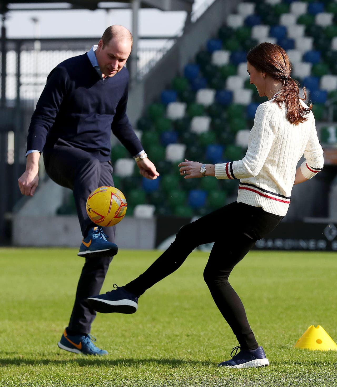 Una de las partes más divertidas del encuentro fue cuando William y Kate corren detrás del balón tratando de quitárselo entre ellos.
<br>