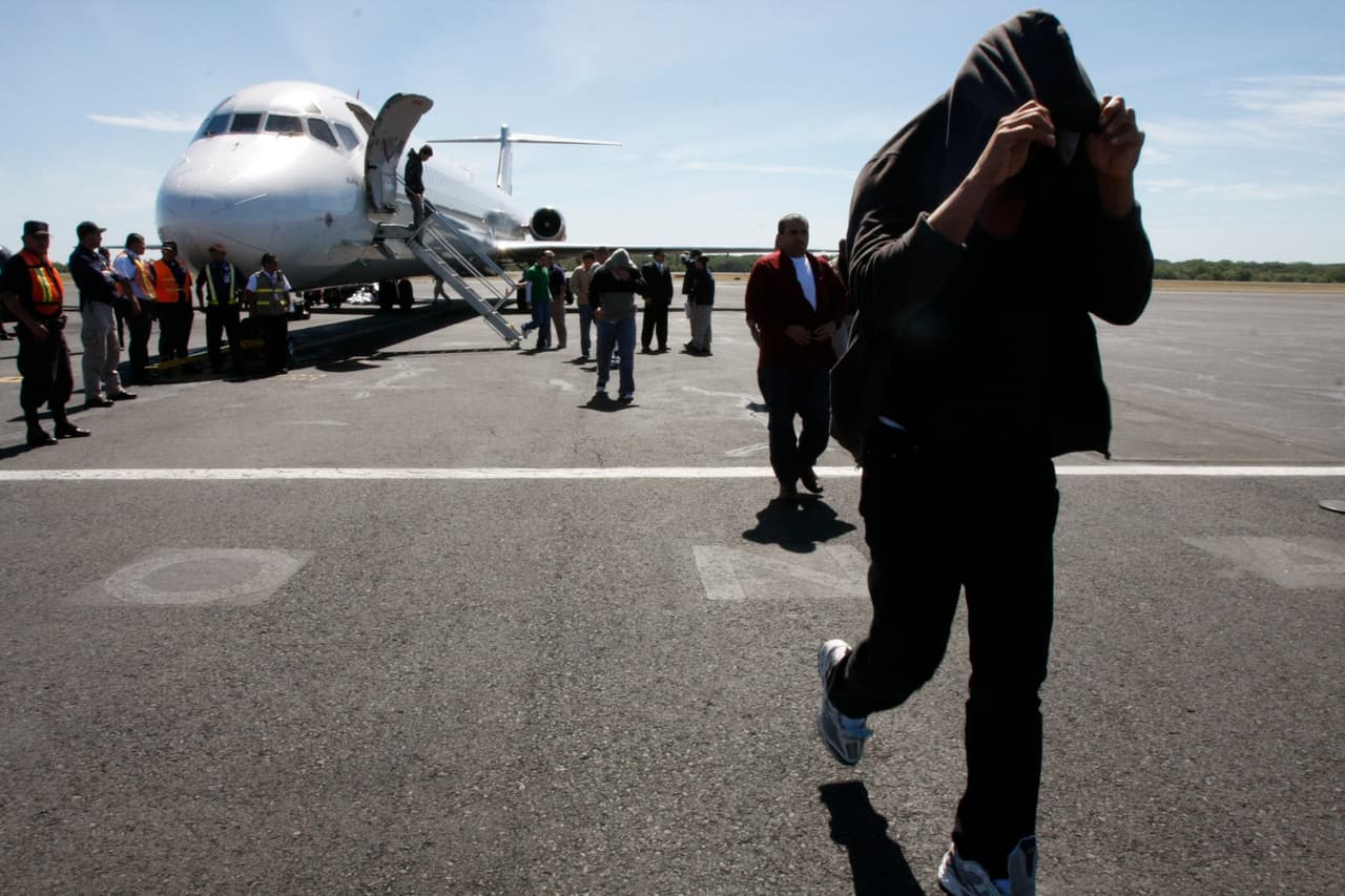 Un veterano de guerra estaba a punto de ser deportado y a último minuto lo bajaron del avión