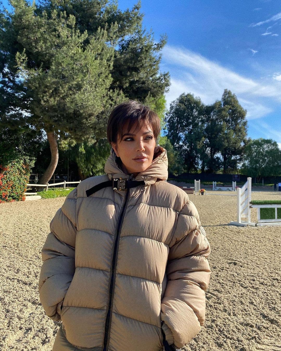 "Aproximadamente a las 8:35 am de la mañana del 22 de octubre de 2017, mientras trabajaba en sus tareas laborales habituales, (McWilliams) recibió un mensaje de texto de (Jenner) solicitando que la acompañara desde su casa a una cita en Calabasas, California, programada para las 10:00 am de esa mañana", inicia el relato.