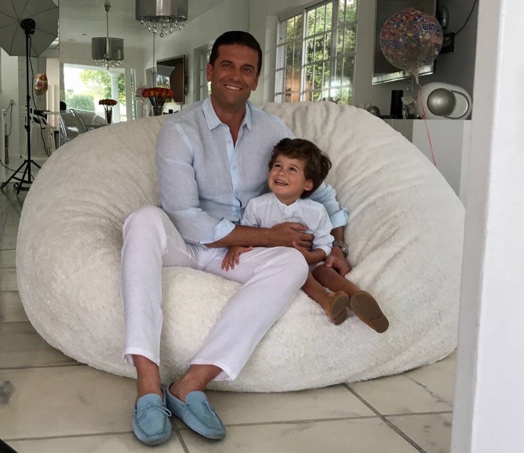 Llegó el turno de Bruce, que estaba muy contento en brazos de papá.