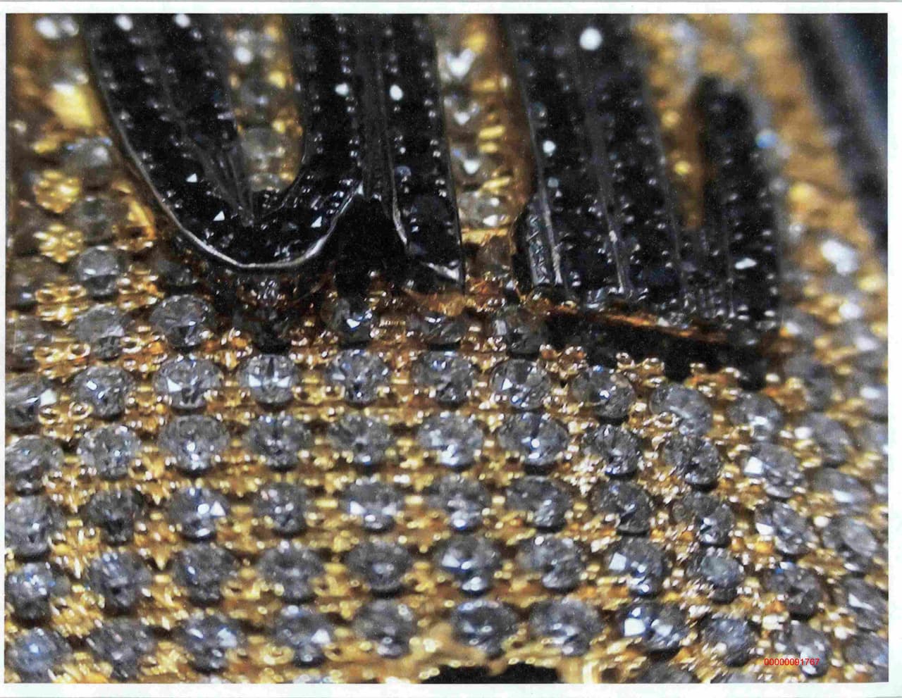 Un acercamiento a las joyas incrustadas en la cacha del arma.