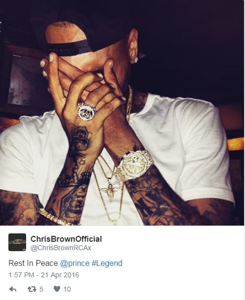 El rapero compartió con su mensaje esta foto donde parece que está llorando.