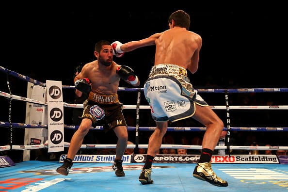 Anthony Joshua conquistó el título compelto al derrotar a Charles Martin: Lee Selby y Jamie McDonnell conservaron sus títulos pluma y gallo respectivamente.