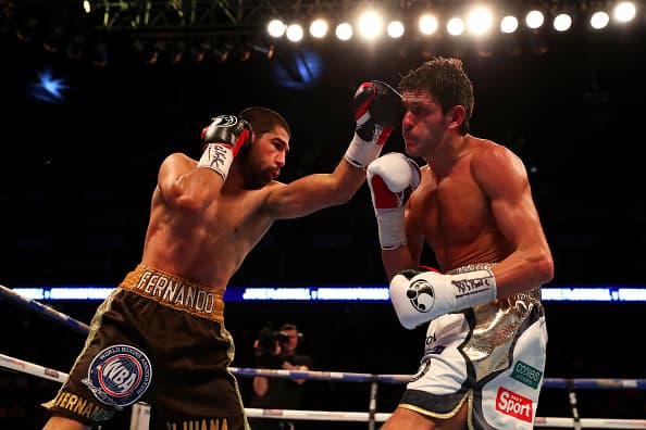 Anthony Joshua conquistó el título compelto al derrotar a Charles Martin: Lee Selby y Jamie McDonnell conservaron sus títulos pluma y gallo respectivamente.