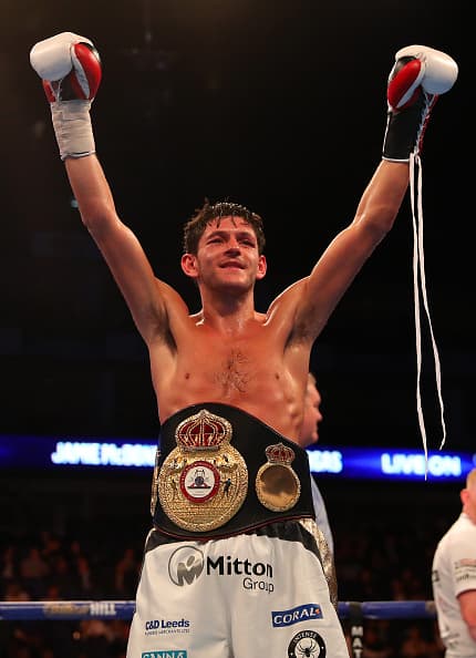 Anthony Joshua conquistó el título compelto al derrotar a Charles Martin: Lee Selby y Jamie McDonnell conservaron sus títulos pluma y gallo respectivamente.