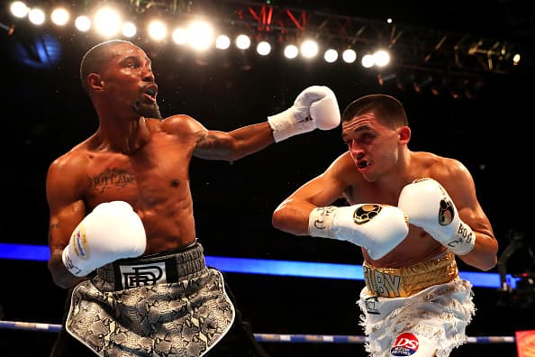 Anthony Joshua conquistó el título compelto al derrotar a Charles Martin: Lee Selby y Jamie McDonnell conservaron sus títulos pluma y gallo respectivamente.