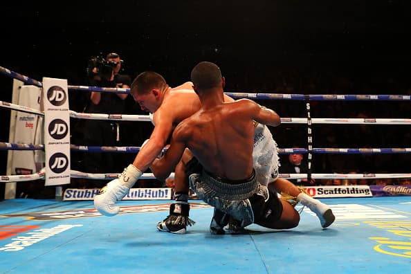 Anthony Joshua conquistó el título compelto al derrotar a Charles Martin: Lee Selby y Jamie McDonnell conservaron sus títulos pluma y gallo respectivamente.