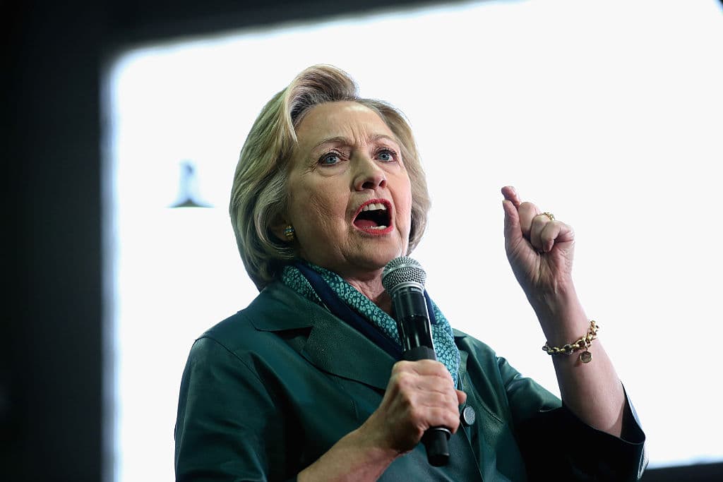 Clinton: "No podemos arriesgarnos con una bala perdida como Donald Trump"