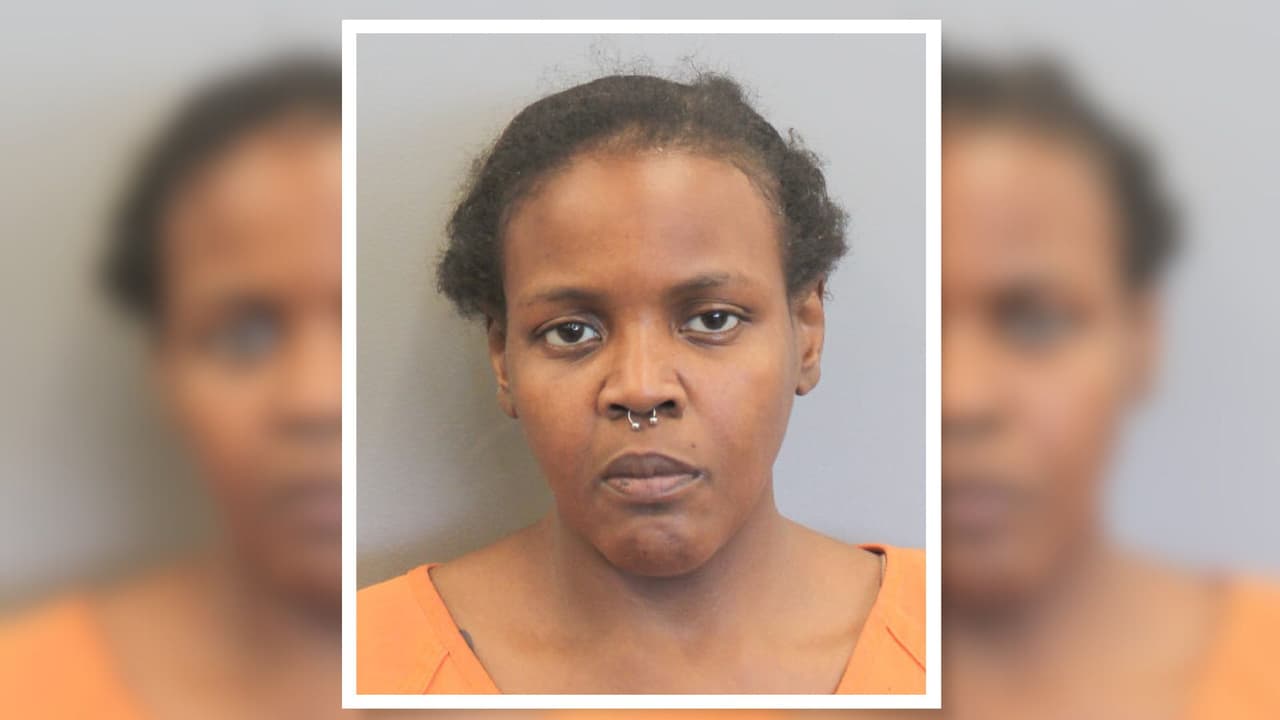 Arrestan a una mujer acusada de conducir ebria y ocasionar la muerte de su pasajero tras un accidente