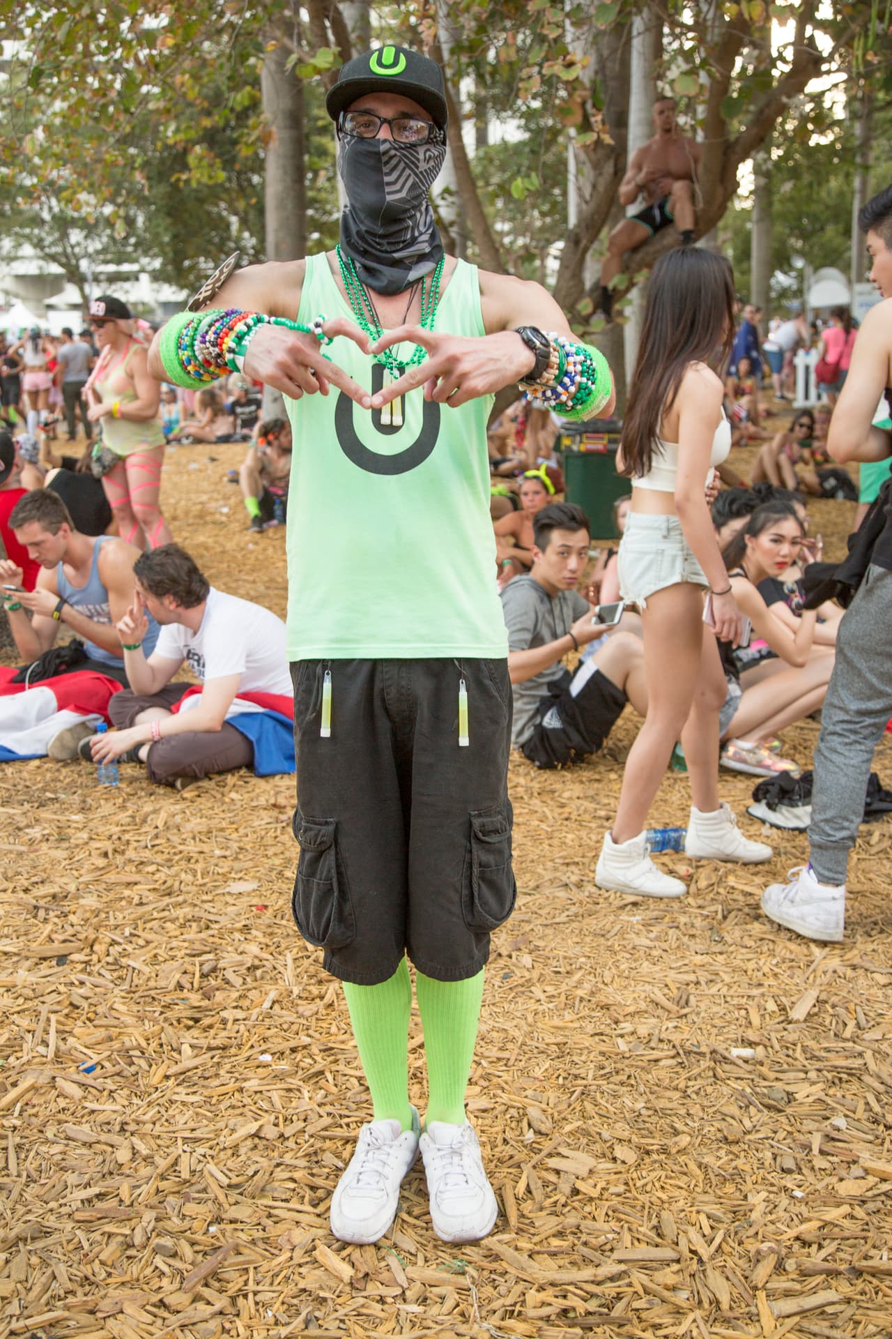 Pulseras de colores neones apiñadas hasta los codos eran llevadas con pasamontañas creando una estética desconcertante que a la vez que apelaba a lo infantil usaba elementos pandilleros.