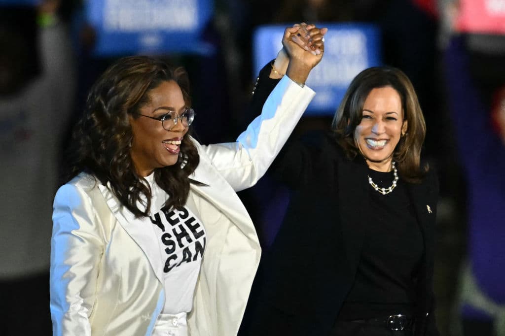 La productora y presentadora estadounidense Oprah Winfrey junto a la entonces vicepresidenta y candidata presidencial demócrata Kamala Harris durante un mitin de campaña en Filadelfia, en noviembre de 2024.