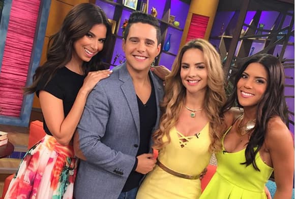 'Rodeado de reinas en @despiertaamericatv esto es pura belleza latina', dijo Alejandro. (Junio 5, 2015)