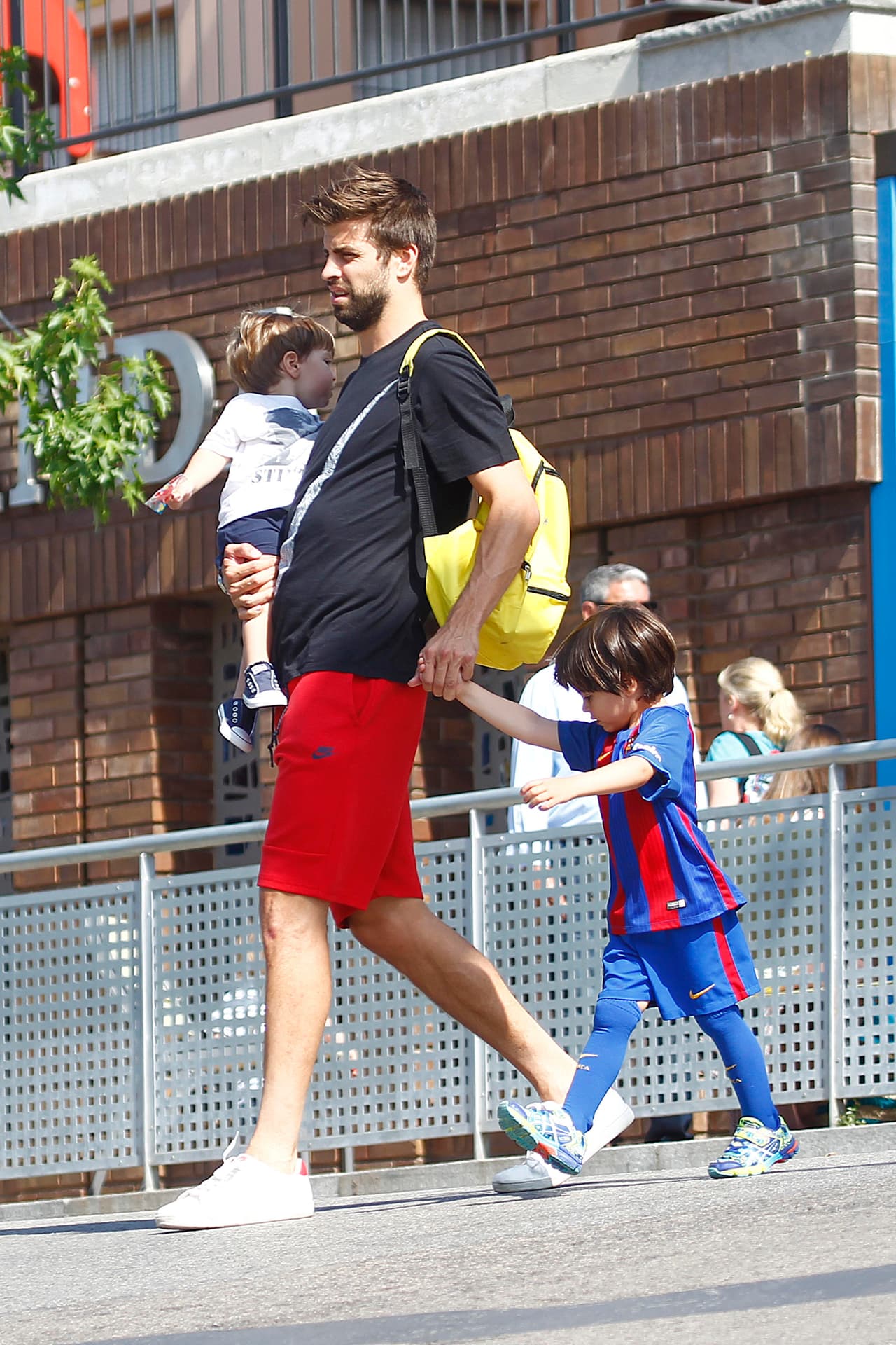 ¡Espérate Gerard que al pobre de Milán le va volando el pelo!