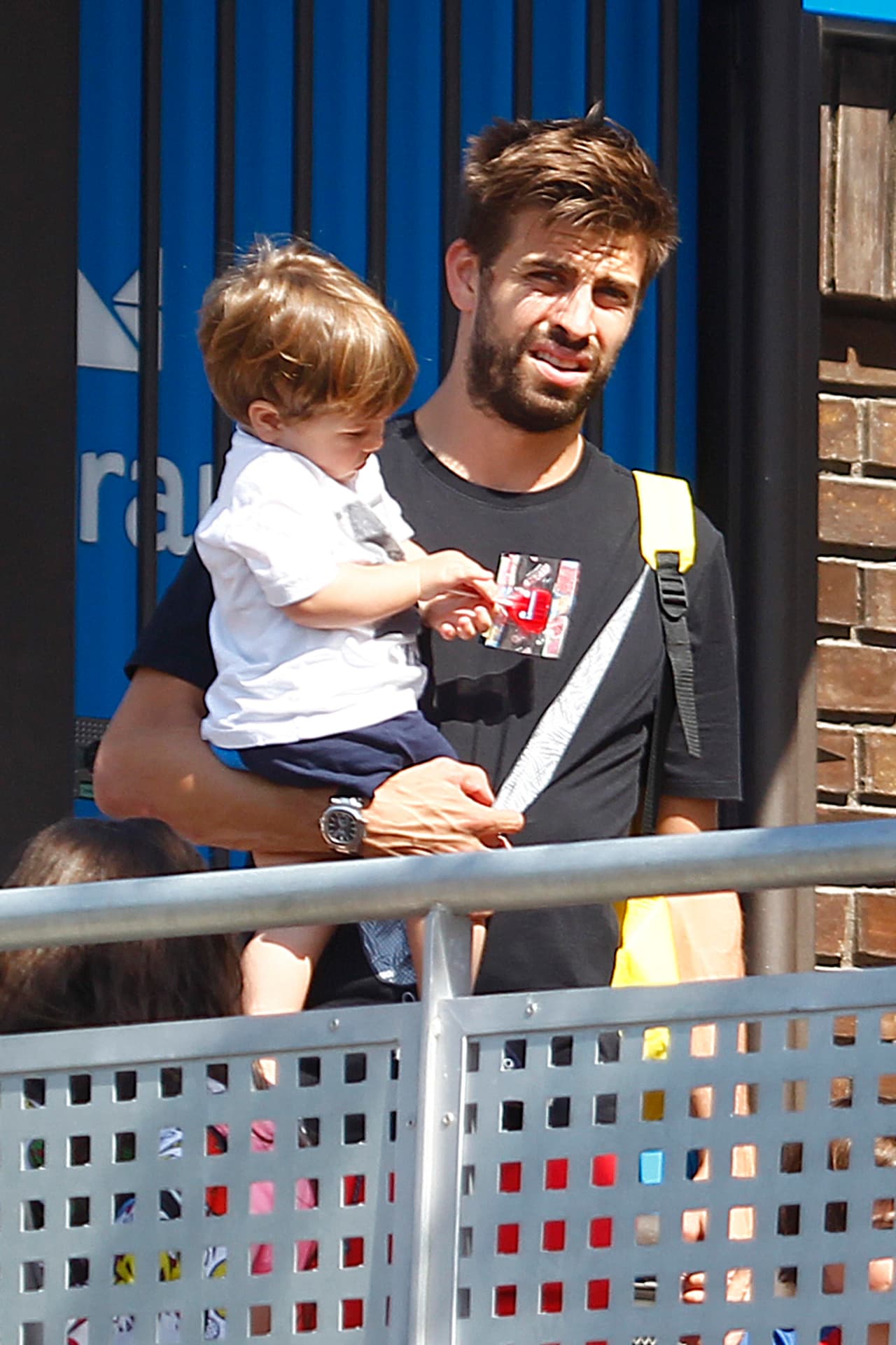 En diversas ocasiones lo hemos visto pasando tiempo con su pequeño.
