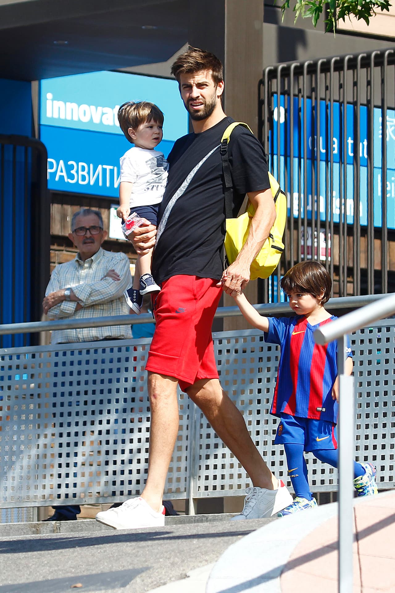 Este futbolista sí que es multifuncional.
