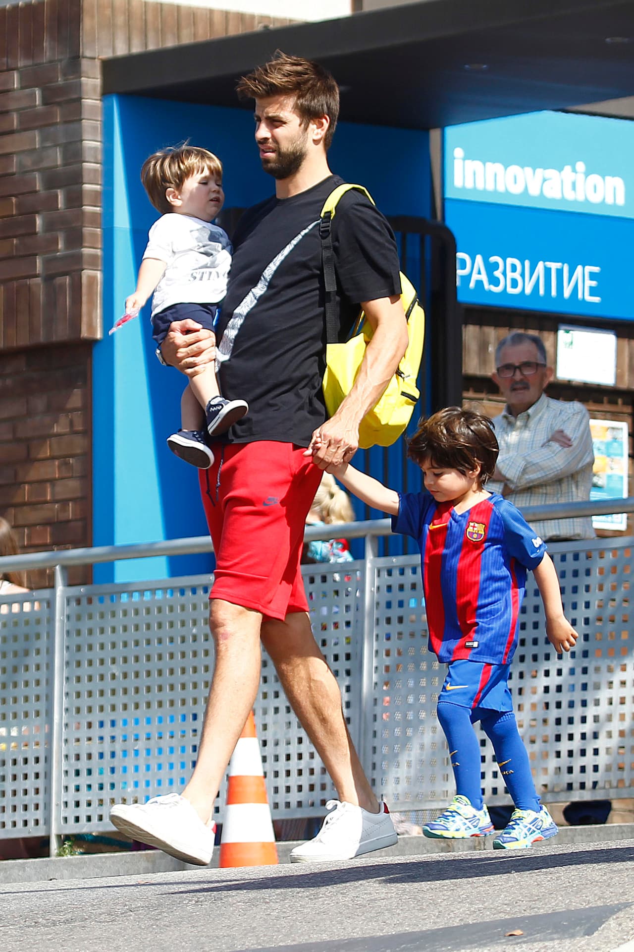 Piqué dejó a su esposa en casa y aprovechó para disfrutar a sus peques.