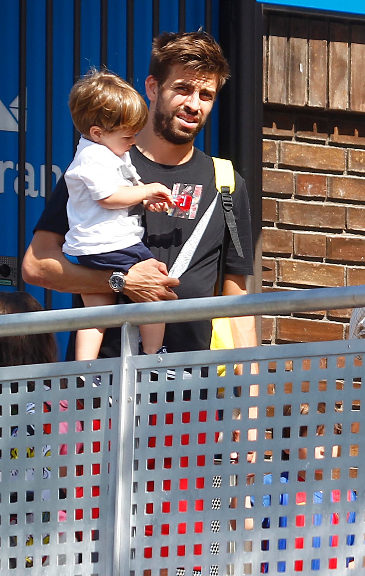 Él se porta como un papá súper cool.