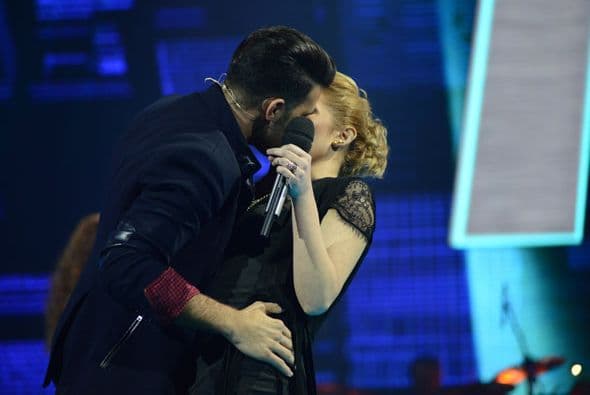 Jencarlos hasta la inclinó.