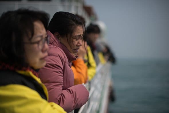 Para los 75 alumnos del instituto que sobrevivieron al accidente, igual de doloroso resulta acudir cada día a sus clases, donde faltan 250 de sus compañeros.