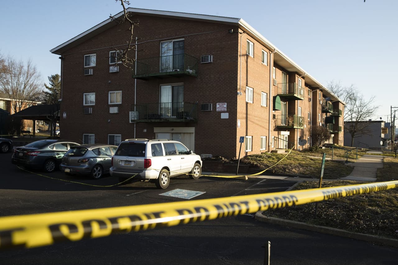 Cinta de escena de crimen rodea los apartamentos Robert Morris en Morrisville, Pennsylvania, el martes 26 de febrero de 2019.