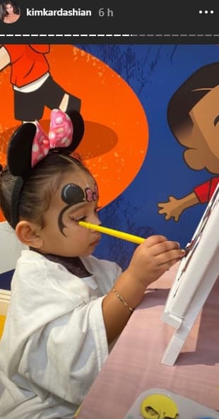 <b><a href="https://www.univision.com/entretenimiento/la-hija-de-kim-kardashian-apenas-habla-pero-ya-maneja-su-camioneta-mercedes-video" target="_blank">La hija menor</a></b> de Kim Kardashian y Kanye West llevaba una camiseta blanca suelta para cubrir su ropa de cumpleaños, mientras pintaba.