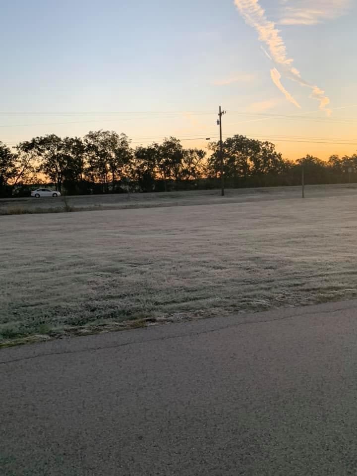 Algunos lugares al oeste y al norte de Austin experimentaron su primera helada de la temporada con temperaturas entre 29-32.