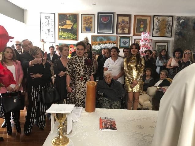 Para el festejo del cumpleaños 100 de doña Eva, Laura le organizó una 
<b><a href="https://www.univision.com/entretenimiento/unidas-de-nuevo-thalia-y-laura-zapata-se-reencuentran-para-festejar-los-100-anos-de-su-abuelita" target="_blank">misa y una reunión con amigos y familiares</a></b>, a la que invitó a Thalía.