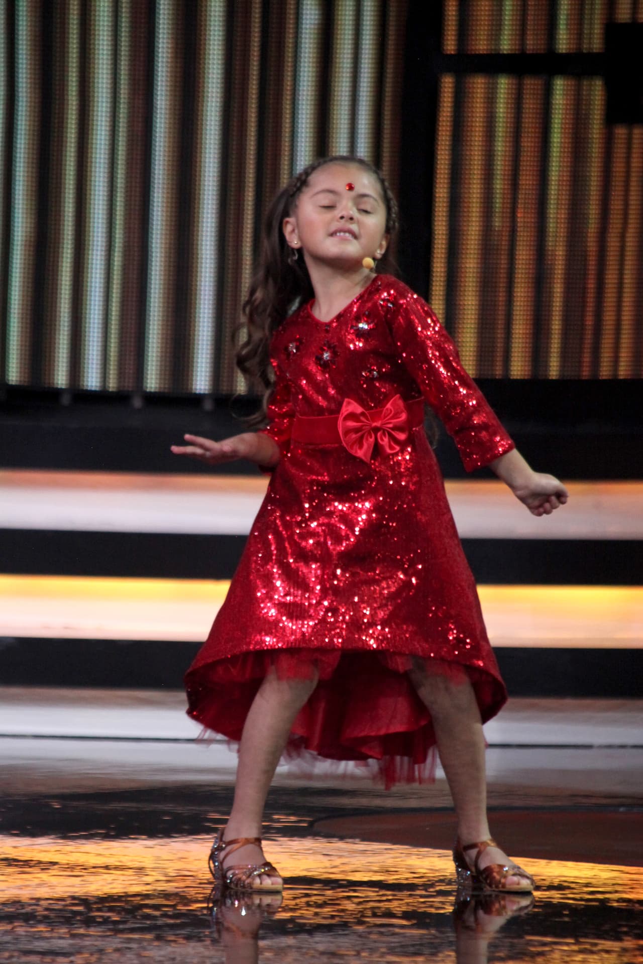 La niña demostró las grandes habilidades que tiene para bailar reggaeton.