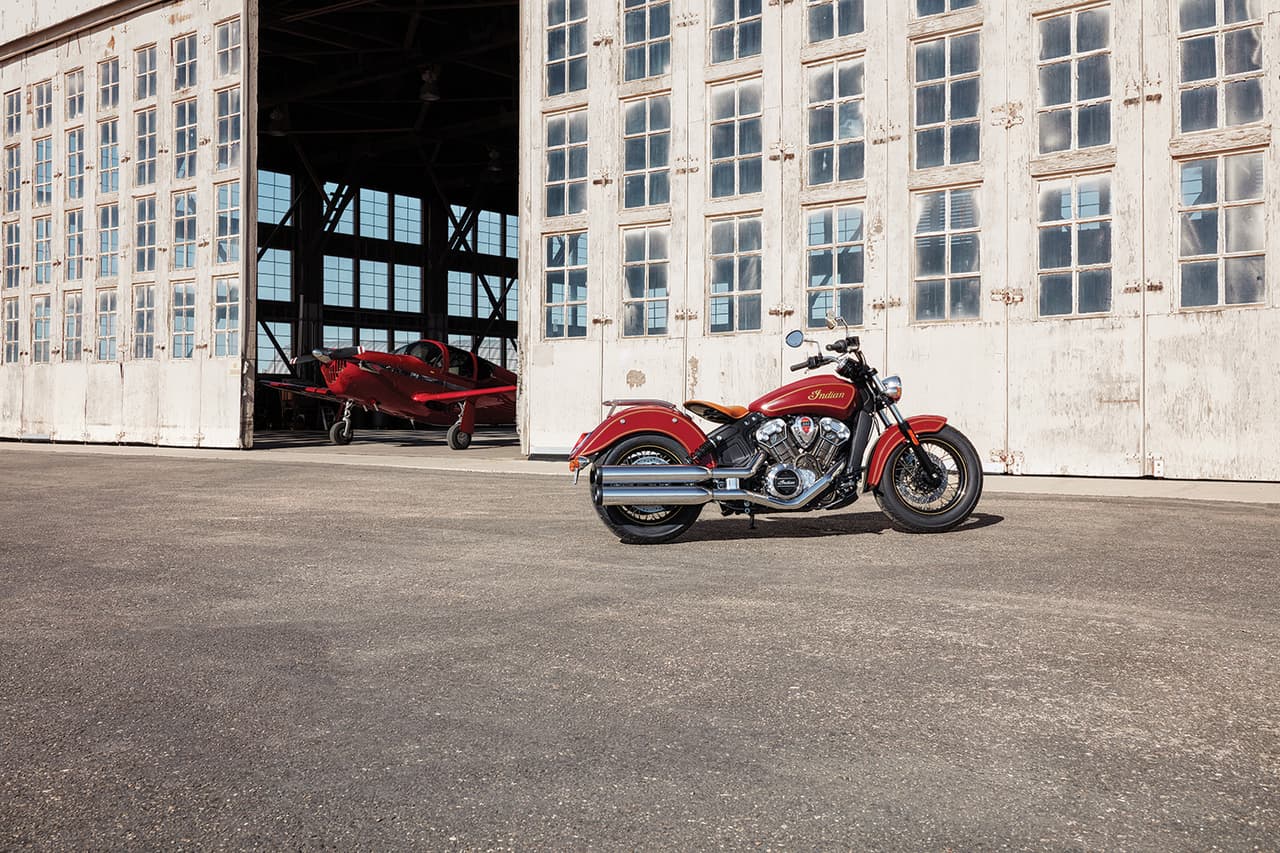 El precio de la Indian Scout 100th Anniversary en los EEUU es $15,999.
<br>