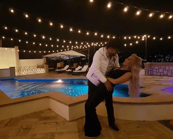 "...por ahí nos encontramos en la calle de vez en cuando a mi no me gustaba y aparte creía que estaba muy chiquito,
<b> era traga años por que tenía casi 2 años más</b> que yo y parecía mi hijo...", narra en una publicación del 3 de febrero de 2019.