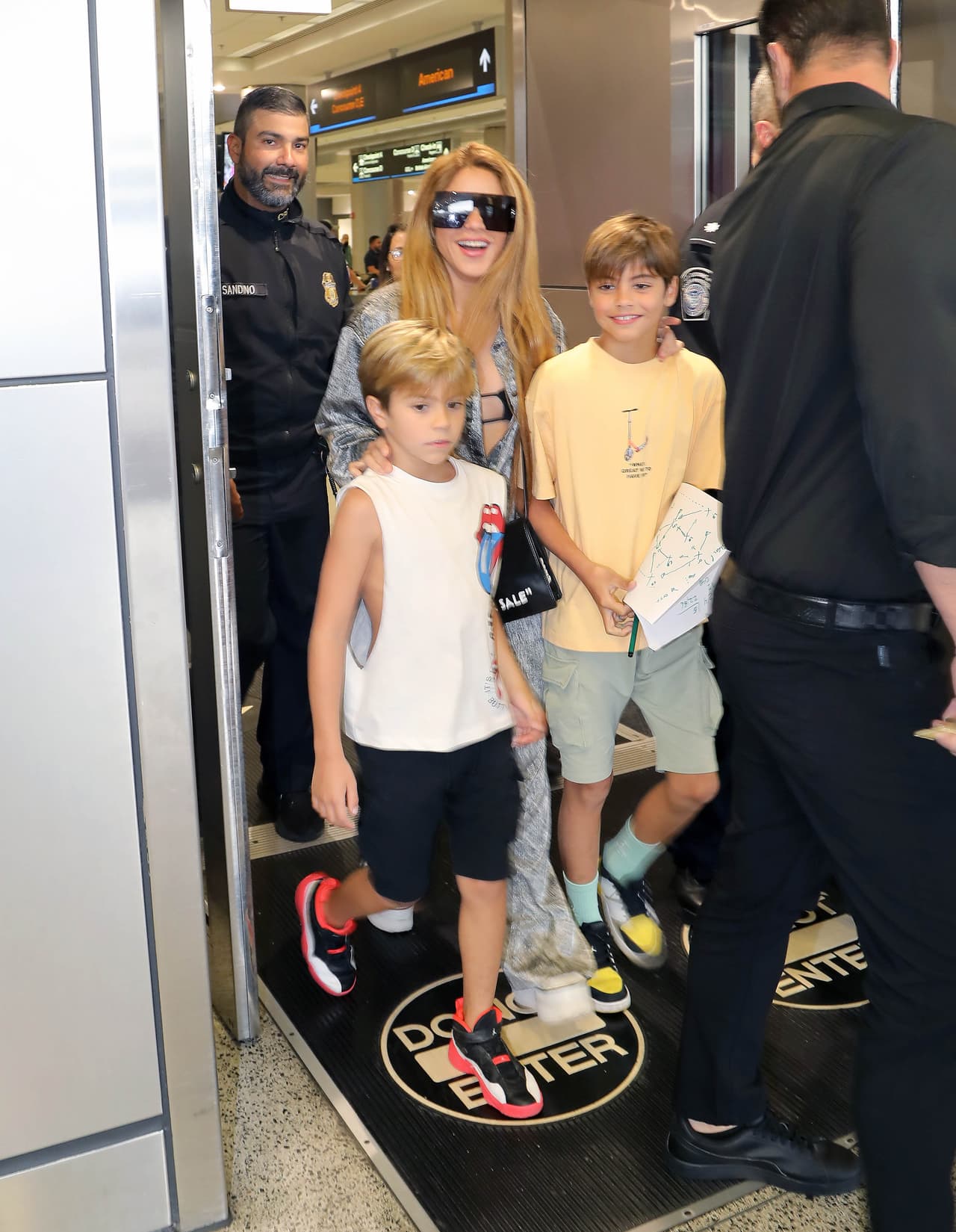 La cantante regresó a casa junto con 
<b><a href="https://www.univision.com/famosos/pique-shakira-shock-aparicion-hijos-video" target="_blank">sus hijos Milan (10 años) y Sasha (8)</a></b>, a quienes recogió en Barcelona tras haberlos dejado con su ex Gerard Piqué atendiendo al acuerdo de custodia que tienen. 
<br>
