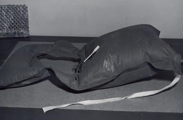 <h3 class="cms-H3-H3">"No puedo cerrar el caso"</h3>
<br>
<br>Lo único que las autoridades pudieron encontrar tras investigar la fuga fueron trozos de un remo de madera, una cámara de aire hecha con goma, así como un chaleco salvavidas casero en una playa cercana, de acuerdo con el FBI. En 2011, cerca del 50 aniversario del suceso, el adjunto supervisor del U.S. Marshal Service, Mike Dyke, le dijo a CBS News que creía que los tres habían sobrevivido. "No hay ningún cuerpo recuperado. No puedo cerrar el caso", afirmó tajante. 
<br>
<br>En la imagen, un chaleco salvavidas casero fabricado por los fugitivos. 
<br>