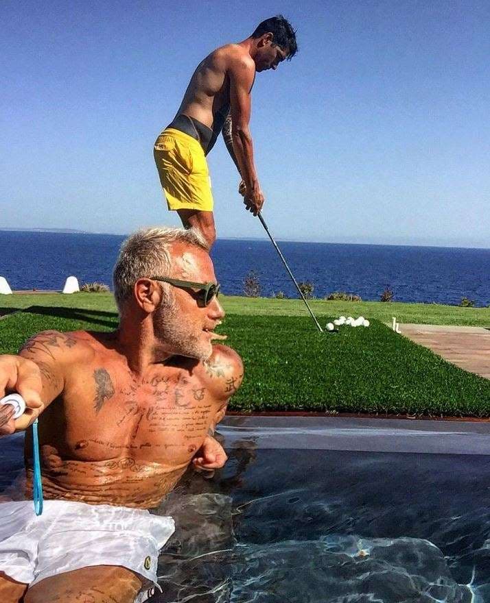 Nuevamente en traje de baño blanco, cuerpo al sol y en la piscina. El mar al fondo, que no falte. Ese es su hábitat natural.