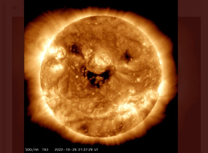 Un satélite de la NASA capta una curiosa foto del Sol "sonriendo"