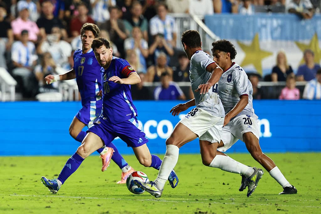 Aunque con sus pases, Messi fue clave en varios de los goles de Argentina, la selección boricua mantuvo una defensa intensa, que les impidió anotar con suma facilidad.