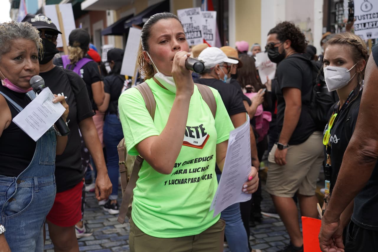 Muchos miembros de la clase magisterial del país ha tenido que buscar un segundo y hasta un tercer trabajo para poder cubrir sus necesidades, pues la paga actual no les da.
