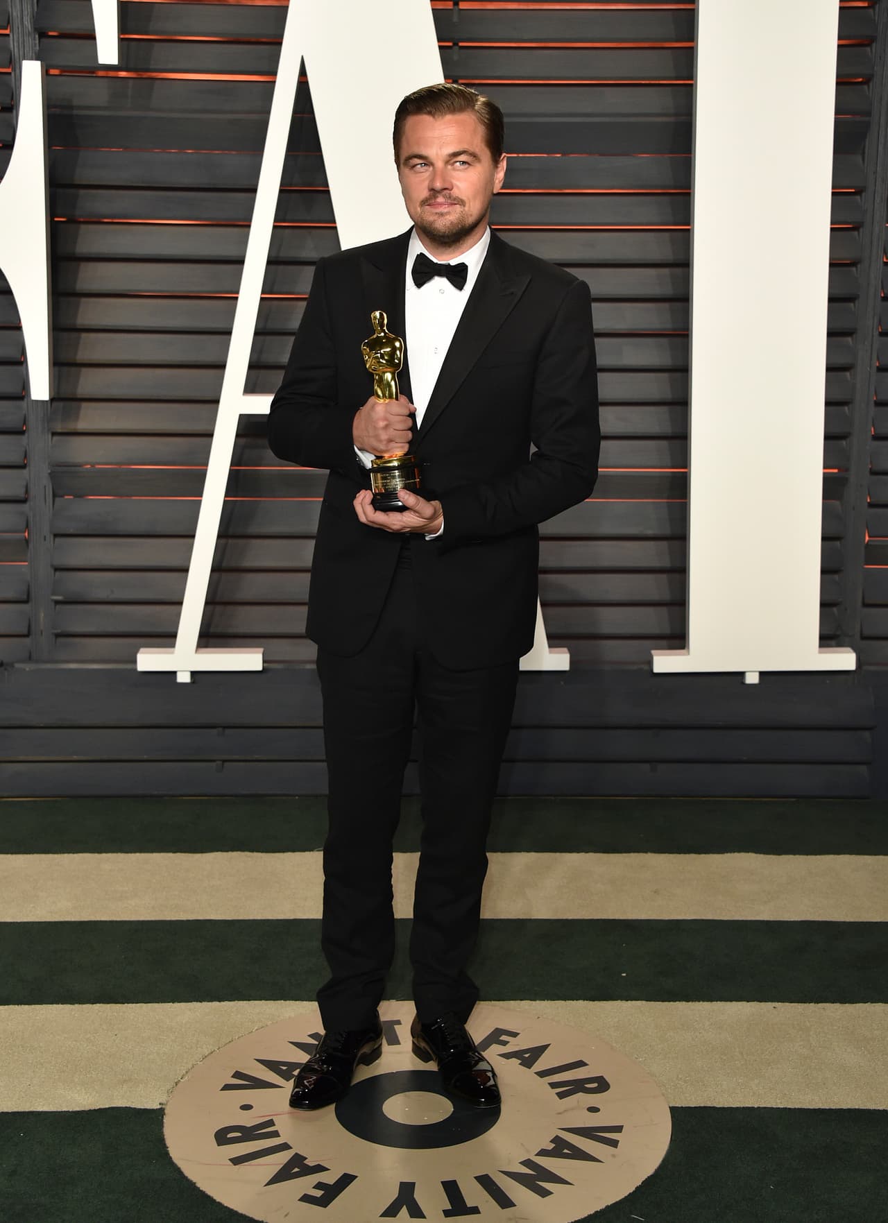 Leonardo DiCaprio casi olvida su Oscar en un restaurante