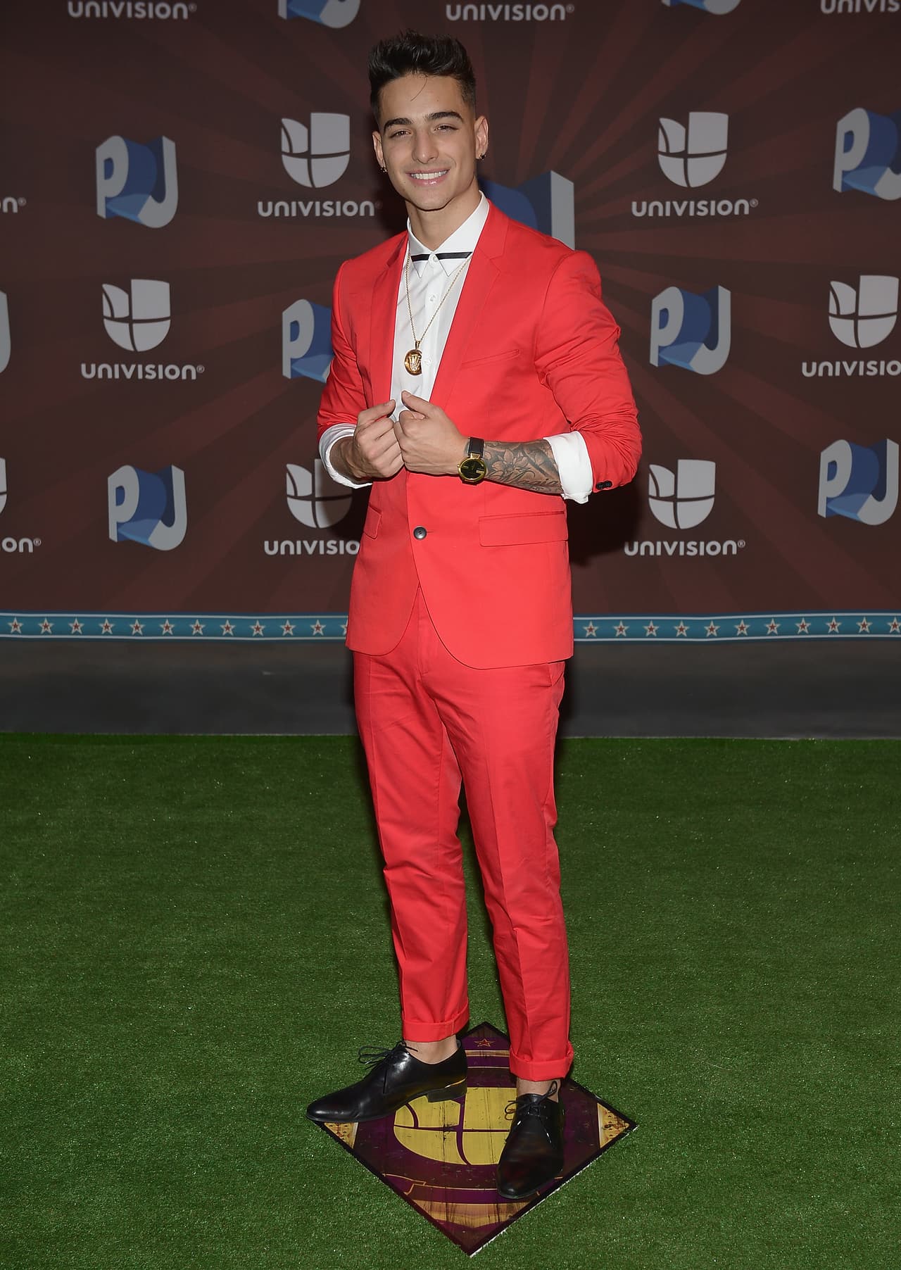 La primera vez de Maluma en Premios Juventud fue en 2014, tres años después de haber publicado su sencillo debut 'Farandulera', con el que logró una gran popularidad en Colombia. Desfiló por la alfombra con este traje color coral, que combinó con una camisa blanca y zapatos (sin calcetines). Más que como un Pretty Boy se veía como un Pretty Baby.