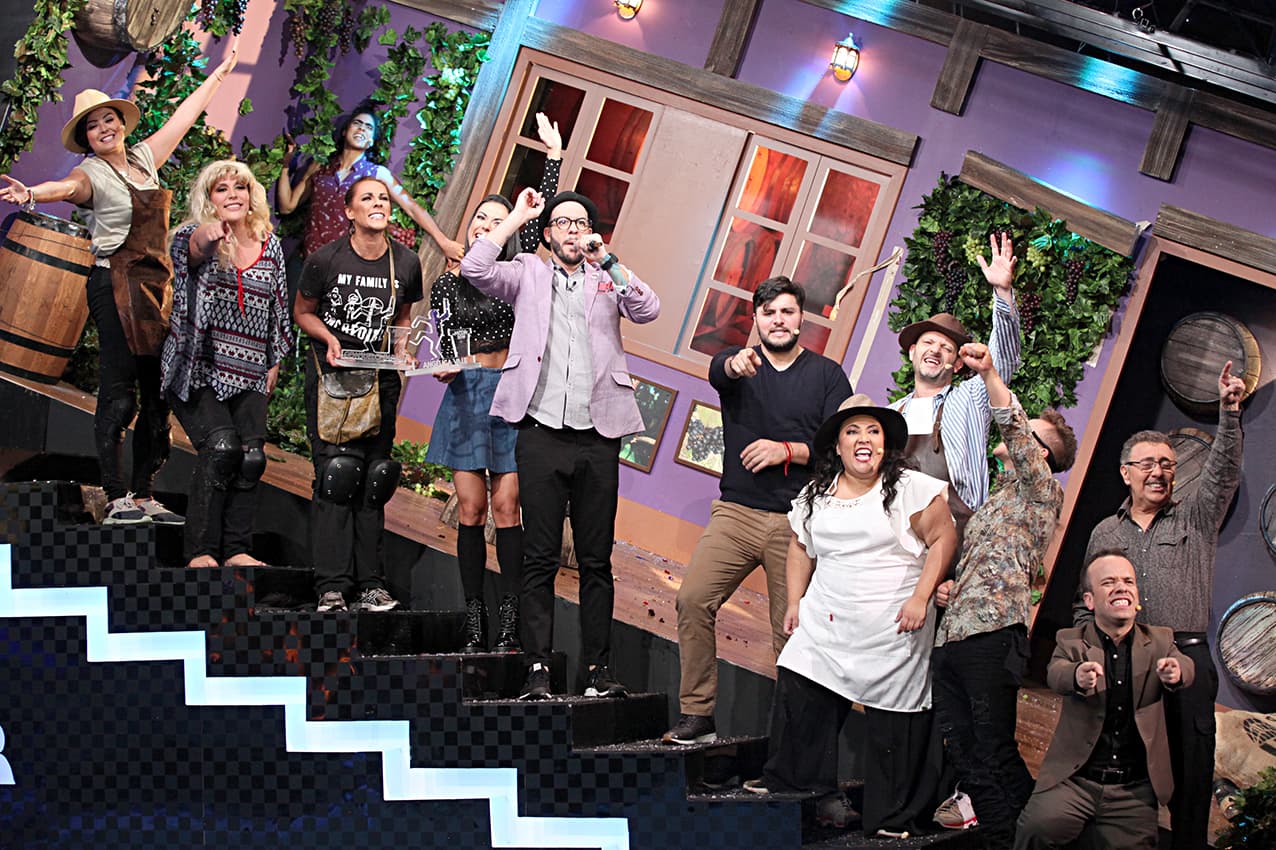 Así llegó a su fin el primer show de Me Caigo de Risa, en el que se anunció que Angélica Vale regresará a otro de los programas: "Es que está muy divertido, yo quisiera ser parte de la 'Familia Disfuncional' por siempre. Me reí muchísimo así que regresaré pronto", declaró la actriz a Univision Famosos.