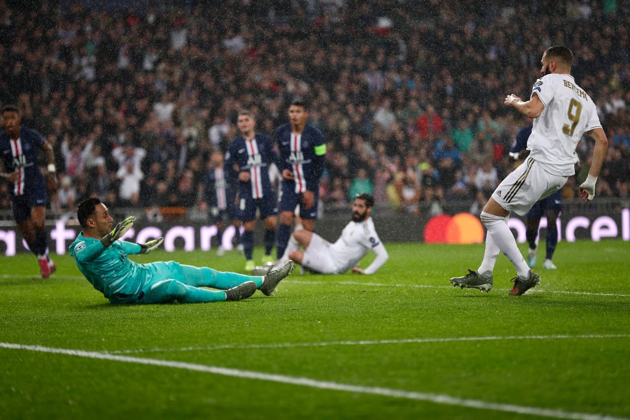 Este es el momento donde Karim Benzema se encuentra el balón de rebote y lo convierte en gol. Un tiro imposible para Keylor Navas, portero del PSG.