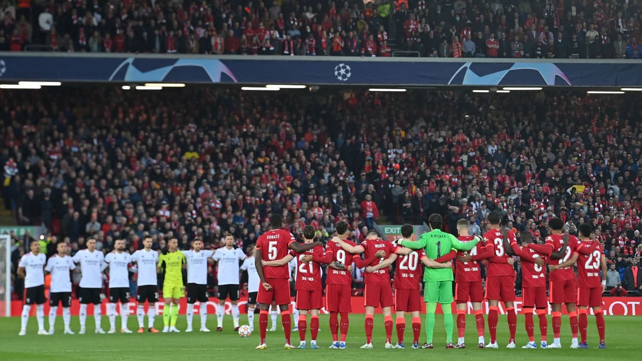 Liverpool lamenta la muerte de un aficionado en Anfield