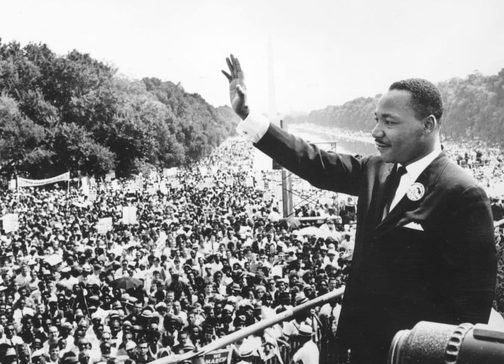 Desde sus escalinatas el líder de los derechos civiles afroestadounidense
<a href="https://www.univision.com/noticias/el-mundo-recuerda-a-martin-luther-king-fotos">Martin Luther King</a> (1929 - 1968) pronunció su emblemático discurso por la igualdad
<b>"I Have a Dream" </b>(Yo tengo un sueño).