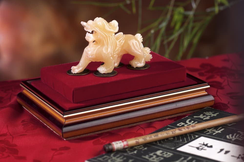 El dragón chino, al representar lo divino, al ser portado como talismán, otorgará a quien lo tenga o porte mucha seguridad, protección, atrayendo la buena suerte y 'alimentándose' de las fuerzas naturales y cósmicas que hace de la criatura algo tan venerado por los chinos.