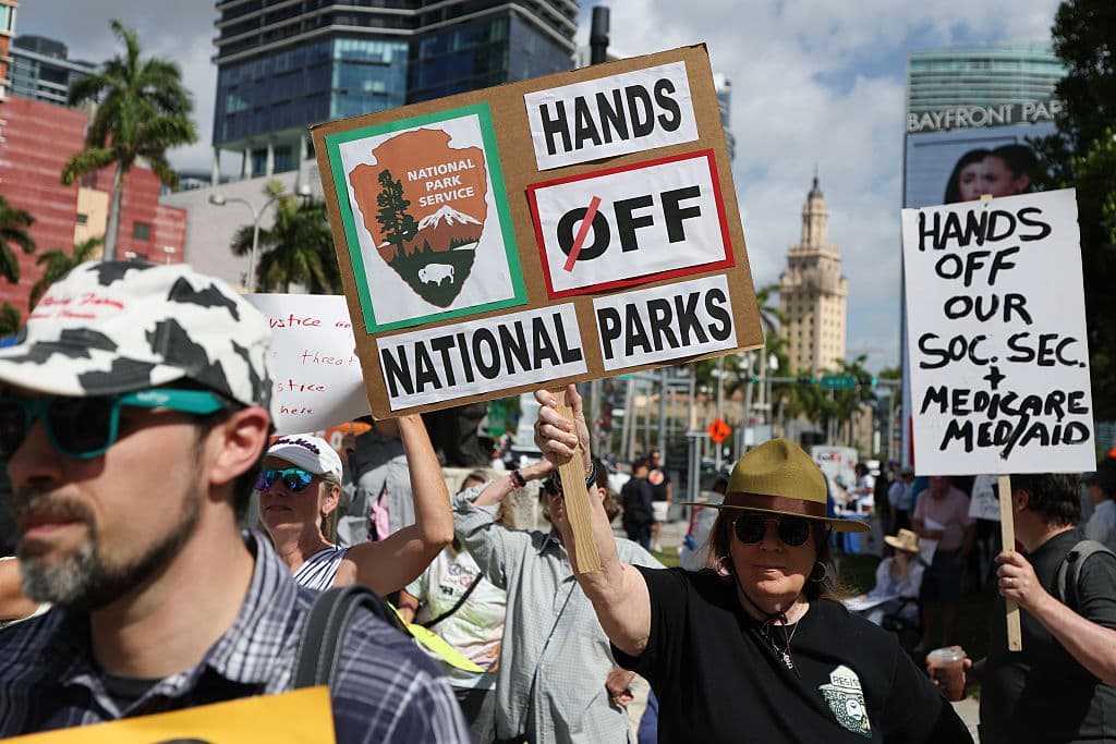 Protesta en Miami contra la administración Trump. El Movimiento 50501 organizó una manifestación para denunciar la "hostil toma de control del gobierno" por parte de la administración de Trump.